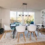 6 Person In Bjert-by Traum