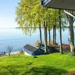 6 Person In Bjert-by Traum