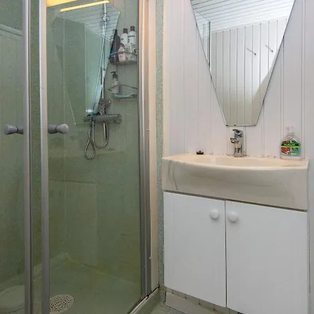 6 Person In Bjert-by Traum *