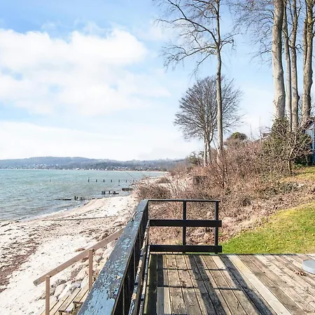 6 Person In Bjert-by Traum *